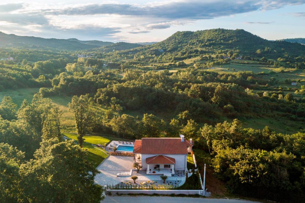 Luxury Villa Santa Cruz With Xl Pool And Jacuzzi Potpićan Buitenkant foto