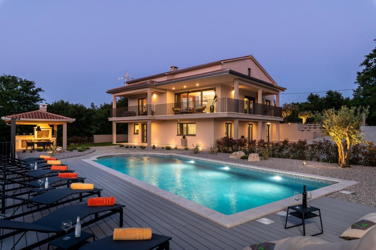 Luxury Villa Santa Cruz With Xl Pool And Jacuzzi Potpićan Buitenkant foto