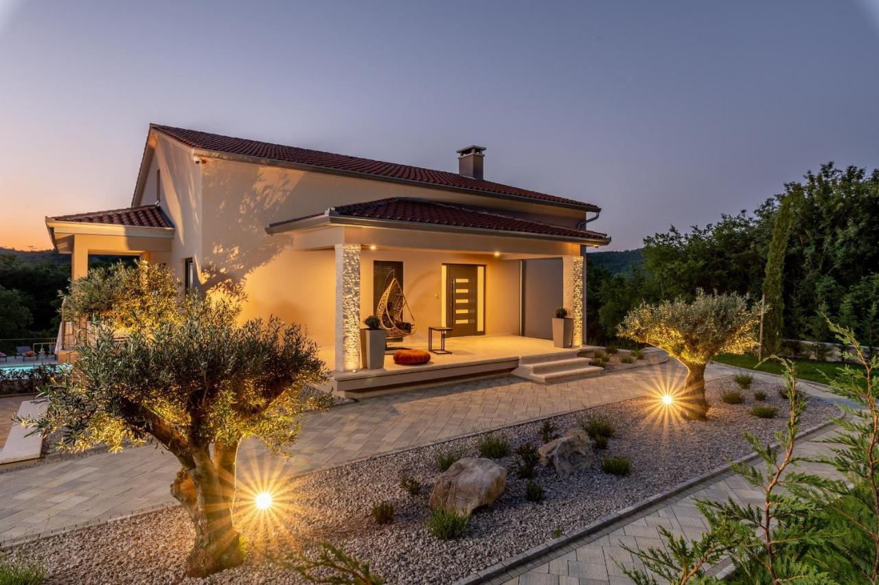 Luxury Villa Santa Cruz With Xl Pool And Jacuzzi Potpićan Buitenkant foto