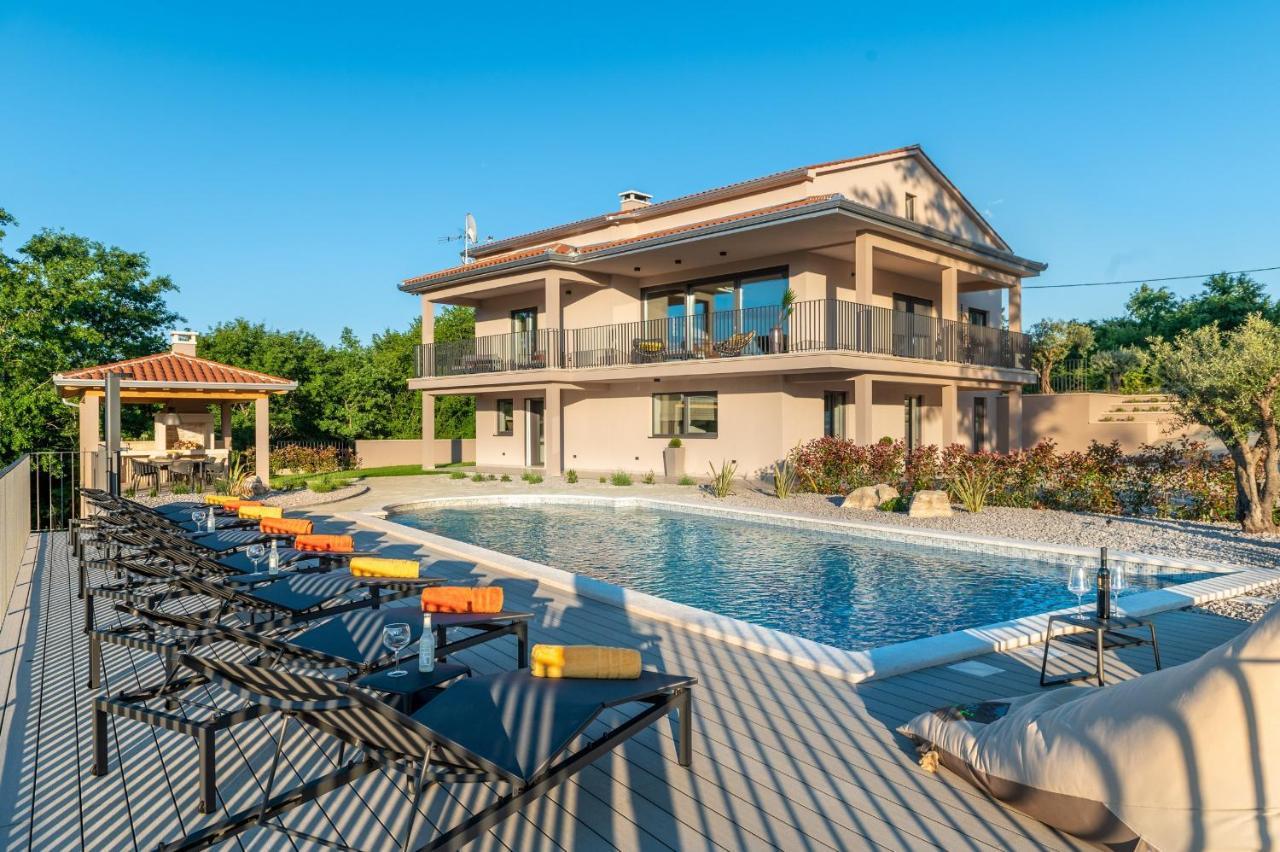 Luxury Villa Santa Cruz With Xl Pool And Jacuzzi Potpićan Buitenkant foto