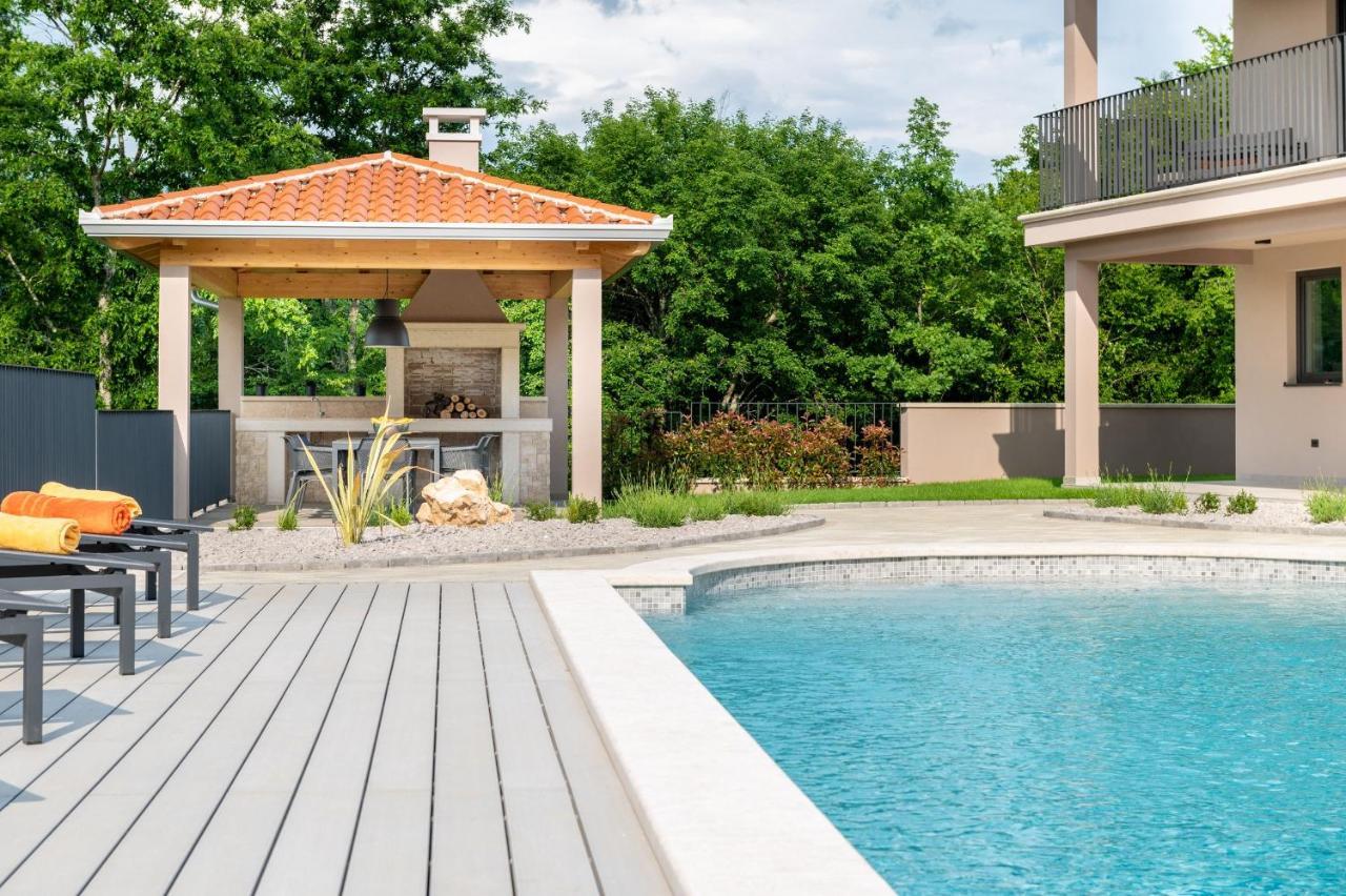Luxury Villa Santa Cruz With Xl Pool And Jacuzzi Potpićan Buitenkant foto