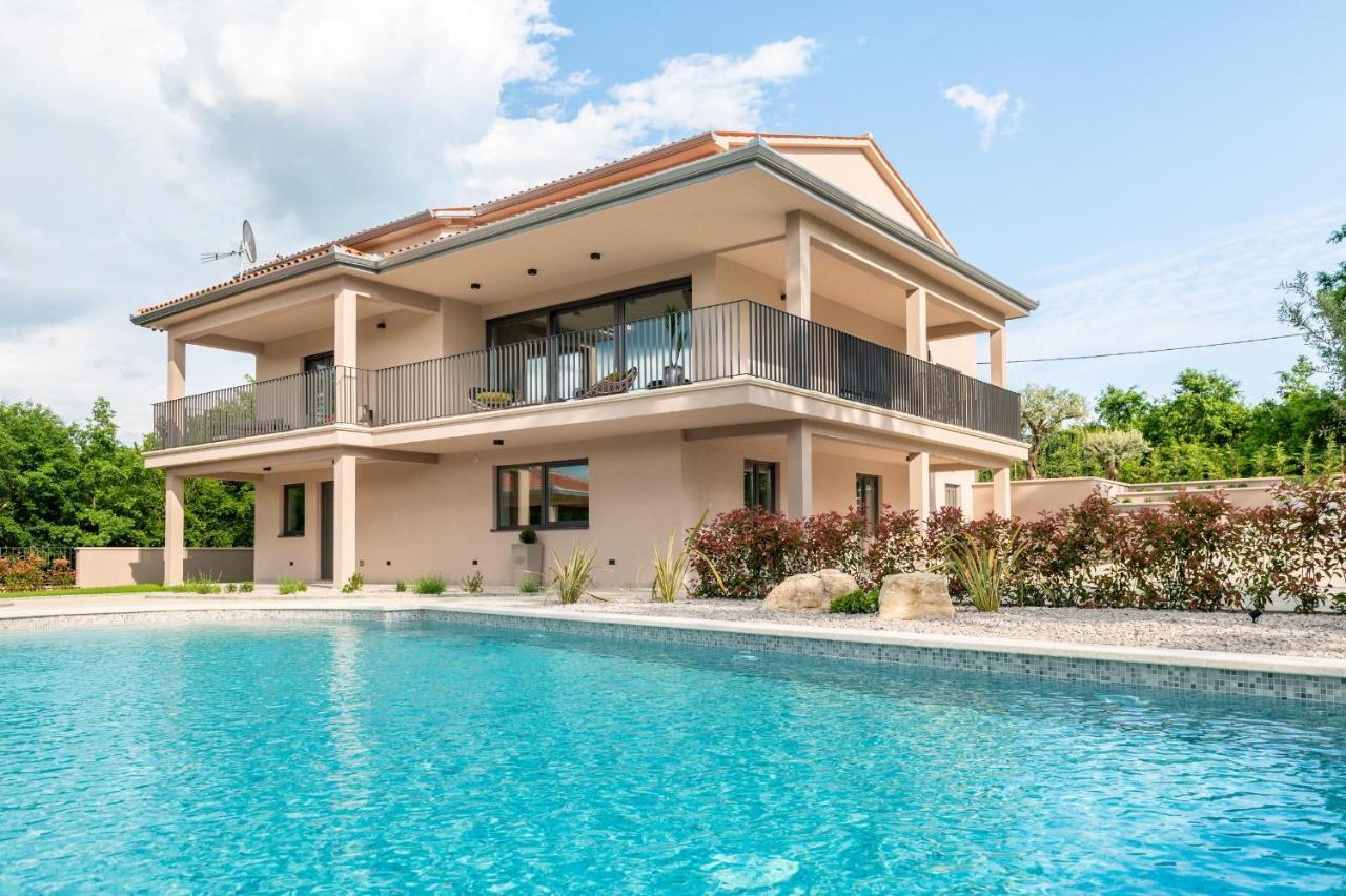 Luxury Villa Santa Cruz With Xl Pool And Jacuzzi Potpićan Buitenkant foto