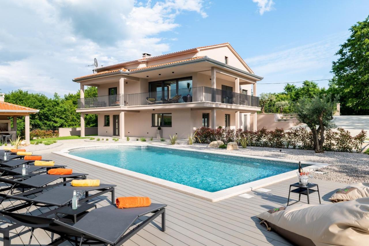 Luxury Villa Santa Cruz With Xl Pool And Jacuzzi Potpićan Buitenkant foto