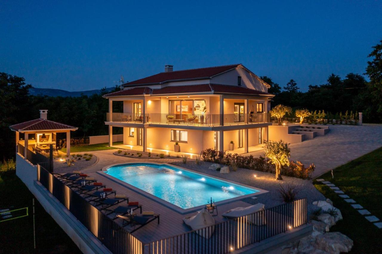Luxury Villa Santa Cruz With Xl Pool And Jacuzzi Potpićan Buitenkant foto